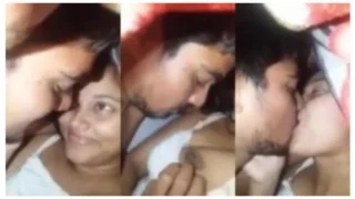 New Desi Viral MMS 18 year old Muslim jawan larki ki boobs press aur lip kiss bhai ke sath bed par